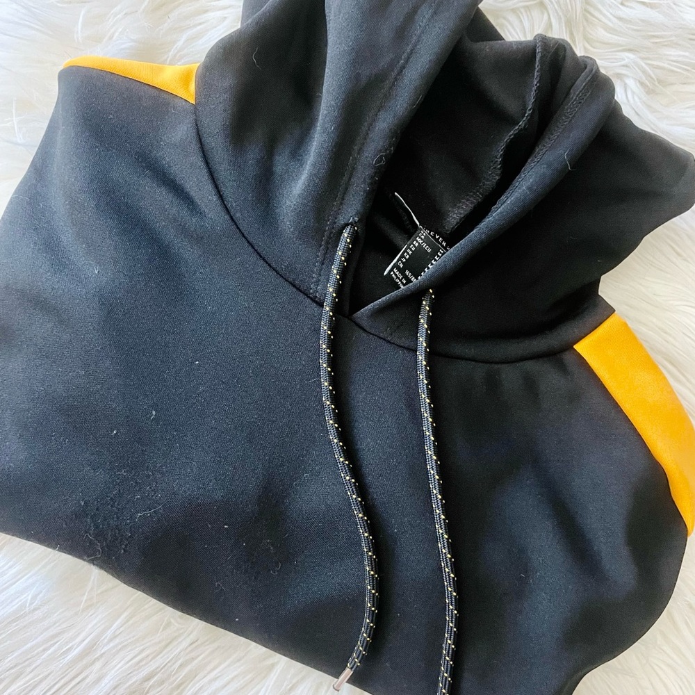 cropped black hoodie w/ yellow detailing!